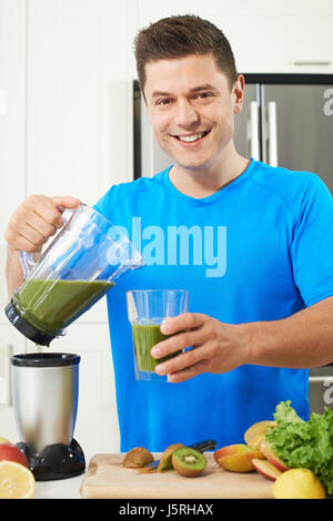 Athlet, Saft oder Smoothie In Küche Stockfoto