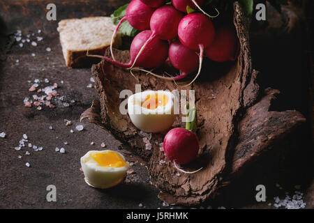 Mittagessen mit Gemüse und Brot Stockfoto