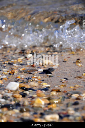 Bunte Kieselsteine am Strand von pebblen an der Mittelmeer-Küste auf der Insel Sardinien in Italien Stockfoto