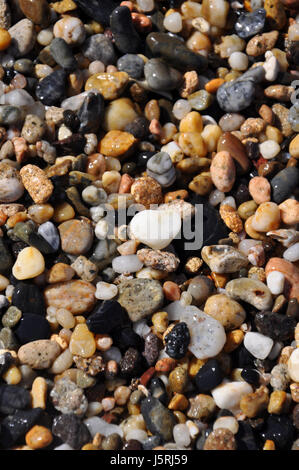 Bunte Kieselsteine am Strand von pebblen an der Mittelmeer-Küste auf der Insel Sardinien in Italien Stockfoto