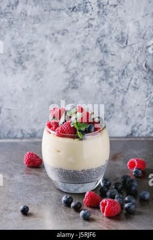 Chia Pudding mit Reisbrei Stockfoto