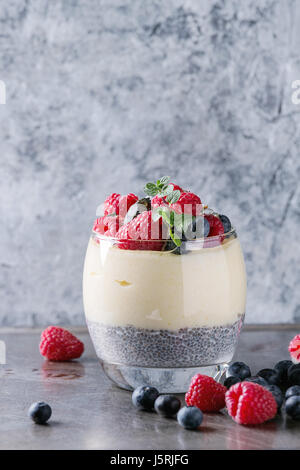 Chia Pudding mit Reisbrei Stockfoto