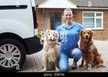 Porträt der Frau laufen Hundewiesen Service Stockfoto