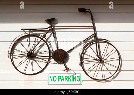 ein kein Parkin-Signal in der Garage Tür und Antik Fahrrad hängen Stockfoto