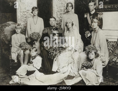 Hochzeit Portrait von Kronprinz Gustaf Adolf von Schweden und Lady Louise Mountbatten, der neue Kronprinzessin von Schweden, mit Begleitern, London, England, Vereinigtes Königreich, 1923 Stockfoto