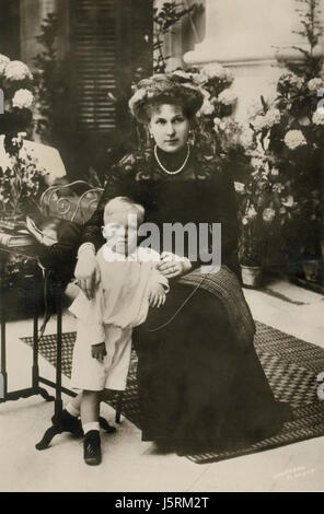 Victoria Eugenie von Battenberg (1887-1969), Königin Victoria von Spanien durch ihre Ehe mit König Alfonso XIII, mit ihrem Sohn Alfonso, Prinz von Asturien, Portrait, 1909 Stockfoto