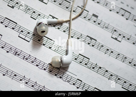 Partitur mit weißen Kopfhörer Stockfoto