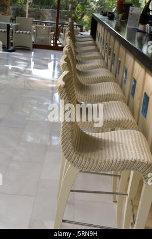 Bar mit weißen Stühle Flechten mit Kunststoffband Stockfoto