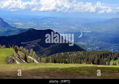 Landschaft von Rossfeldstrasse Panoramastraße in der Nähe von Berchtesgaden, Deutschland, Stadt Salzburg, Österreich, den Flughafen und Salzach auf das Tal. Stockfoto