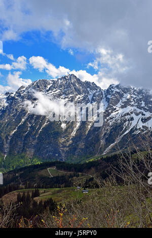 Schöne Berglandschaft von Rossfeldstrasse Panoramastraße in der Nähe von Berchtesgaden, Bayern, Deutschland. Vertikales Bild mit dem leeren Raum. Stockfoto