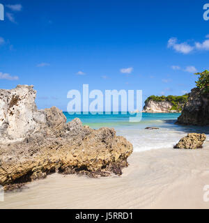 Küstenfelsen und Sand von Macao Beach, touristische Resort der Insel Hispaniola Dominikanische Republik. Quadratische natürliche Foto Stockfoto