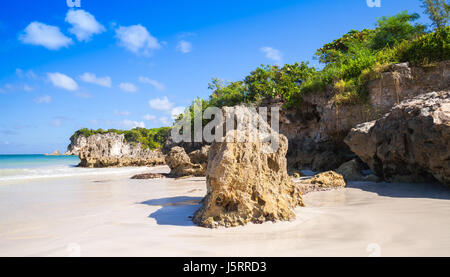 Küstenfelsen Macao Beach, natürliche Landschaft der Insel Hispaniola Dominikanische Republik Stockfoto