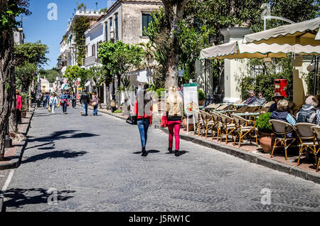 Ischia, Italien - April 29: Straßenszene mit Hotels und Geschäften in Ischia Italien im Frühjahr. Ischia befindet sich in den Golf von Neapel und ist eine wichtige tou Stockfoto