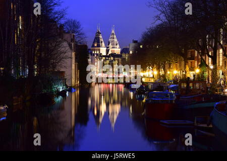 In der Nacht auf den Grachten von Amsterdam, Niederlande Stockfoto