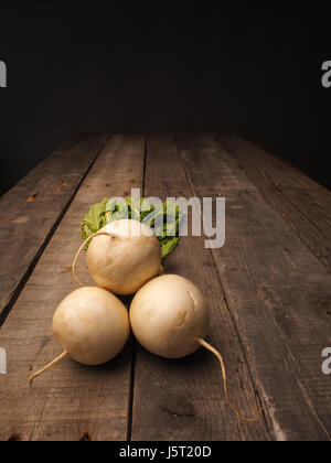 Kann Rübe auf einem rustikalen Holztisch mit Platz für text Stockfoto