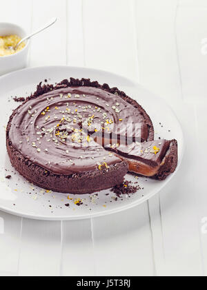 Schoko-Karamell-Tarte mit Orangensalz Stockfoto