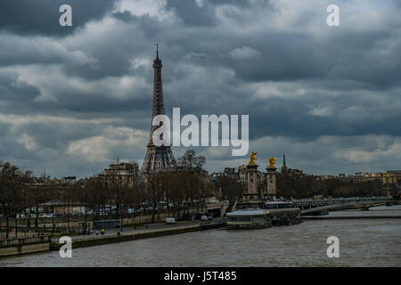 Eiffelturm In Paris Frankreich von der Brücke Stockfoto