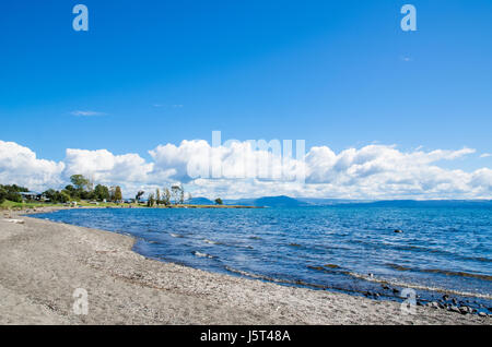 Schöner Strand Seite des Lake Taupo in Neuseeland. Stockfoto