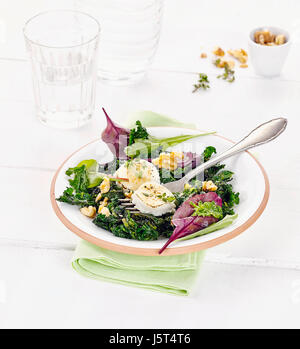 Kale Salat mit Ziegenkäse überbacken Stockfoto