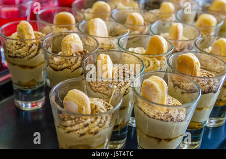 Tiramisu im Glas Schale und Anzeige auf dem Desserttisch. Stockfoto