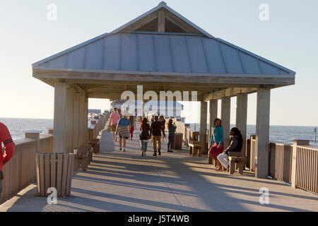 Clearwater Beach; Florida; USA - 24. Januar 2017: Touristen versammeln sich um den Sonnenuntergang am Pier 60 am Clearwater Beach, ein Angelsteg 1.080 Fuß sehen und Stockfoto