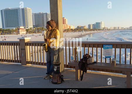 Clearwater Beach; Florida; USA - 24. Januar 2017: Ein Straßenmusikant spielt Saxophon für am Pier 60 Tipps, wie Menschen spielen auf Clearwater Beach und in der Gul Stockfoto