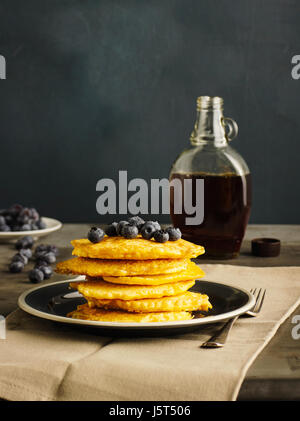 Kürbis Pfannkuchen mit Heidelbeeren Stockfoto