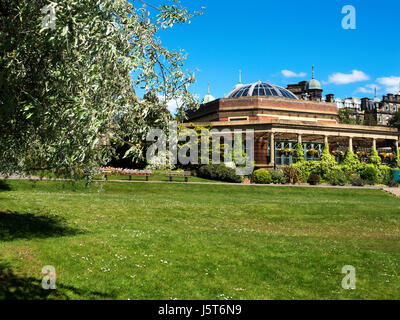 Der Sun-Pavillon in Valley Gardens im Frühjahr Harrogate North Yorkshire England Stockfoto