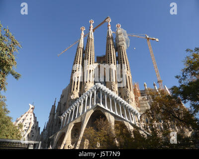 Die Sagrada Familia ist eine monumentale Basilika in Barcelona, Spanien, die vom Architekten Antoni GaudÃ­ entworfen wurde. Der Bau begann im Jahr 1882 und ist noch unvollendet, mit einem voraussichtlichen Fertigstellungsdatum im Jahr 2026. Die Basilika ist bekannt für ihre komplizierten faÃ, ihre einzigartige Architektur und ihr symbolisches Design, was sie zu einem der berühmtesten Wahrzeichen der Welt macht. Stockfoto
