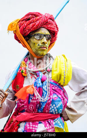 Udaipur, Indien, 14. September 2010: ein Porträt Od indischer Hijra tanzen auf einer Straße in Indien. Stockfoto