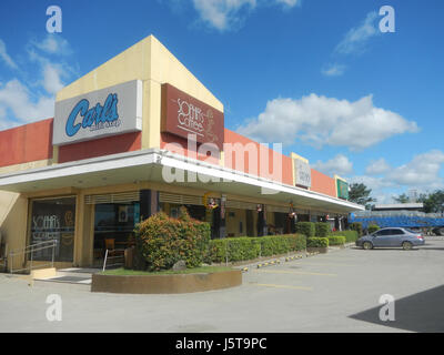 Dieses Bild zeigt wahrscheinlich einen Standort in San Rafael, Bulacan, der speziell mit einer Shell-Tankstelle oder einem Industriestandort in Verbindung steht und die Infrastruktur und lokale Wirtschaft der Region auf den Philippinen widerspiegelt. Stockfoto