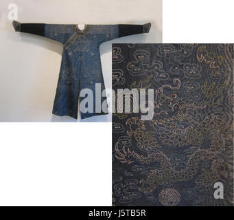 Der Qifu, ein halbformales Gewand aus der Tao Kuang-Ära (1821–1850), ist ein bedeutendes Beispiel chinesischer Textilien und zeigt komplexe Handwerkskunst aus der Qing-Dynastie. Dieser Mantel ist Teil der Sammlung des Honolulu Museum of Art und bietet Einblick in den Kleidungsstil und die kulturellen Praktiken der damaligen Zeit. Stockfoto