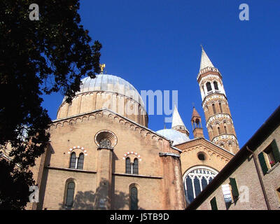 Dieses Bild bezieht sich auf Padua, eine Stadt in Italien, die für ihre historische Bedeutung und architektonische Schönheit bekannt ist. Der Schwerpunkt liegt wahrscheinlich auf einer wichtigen Stätte oder einem Denkmal innerhalb der Stadt, die zu ihrem reichen kulturellen Erbe beitragen. Stockfoto