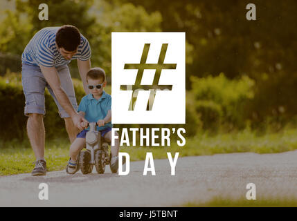 Vater und Sohn fahren mit dem Rad im Freien. Väter-Tag-Konzept. Stockfoto