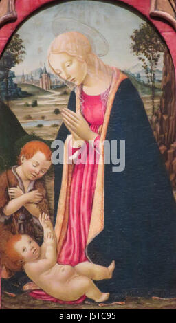 Dieses Gemälde, das der Werkstatt von Francesco Botticini zugeschrieben wird, zeigt Madonna und Johannes der Täufer, die das Christkind anbeten. Es spiegelt religiöse Ikonographie und Renaissance-Kunststil wider. Stockfoto