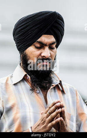 Amritsar, Indien, 5. September 2010: Porträt der indischen Mann, Sikh beten. Stockfoto