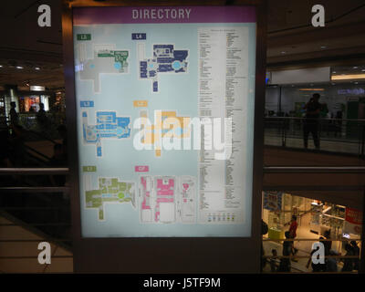 Dieses Bild zeigt die Gateway Araneta Center Mall, einen großen Einkaufs- und Unterhaltungskomplex in Quezon City, Philippinen. Das Einkaufszentrum ist bekannt für seine moderne Architektur und sein vielfältiges Einzelhandelsangebot. Stockfoto