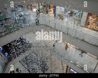 Das *Gateway Araneta Center Mall* ist ein großer Einkaufs- und Unterhaltungskomplex in Quezon City, Philippinen. Dieses Einkaufszentrum ist bekannt für seine moderne Architektur, eine große Auswahl an Einzelhandelsgeschäften und zahlreiche Restaurants. Es ist ein wichtiger Knotenpunkt im Araneta Center für Shopping, Restaurants und Unterhaltungsaktivitäten. Stockfoto