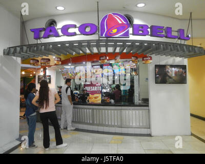 Die Gateway Araneta Center Mall in Quezon City, Philippinen, ist ein beliebtes Einkaufs- und Unterhaltungszentrum. Es bietet eine große Auswahl an Einzelhandelsgeschäften, Restaurants und Unterhaltungsmöglichkeiten und ist ein zentrales Wahrzeichen im Araneta Center Komplex. Stockfoto