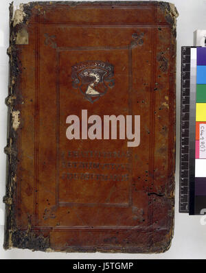 Der obere Umschlag der Handschrift „Beati Rhenani“, die das „Rerum Germanicarum libri tres“ enthält, ein bedeutender historischer Text. Dieses Cover repräsentiert die Kunstfertigkeit und Handwerkskunst der mittelalterlichen Buchbinderei mit komplizierten Designs, die typisch für diese Zeit sind. Stockfoto