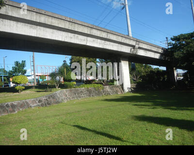 0201 Barangay Industrial Tal komplexe LRT Linie 12 Marcos Brücke Marikina Fluss Stockfoto