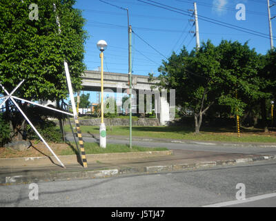 00232 Barangay Industrial Tal komplexe LRT Linie 5 Marcos Brücke Marikina Fluss Stockfoto