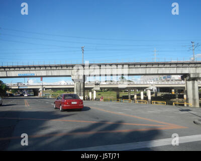 0292 Barangay Industrial Tal komplexe LRT Linie 12 Marcos Brücke Marikina Fluss Stockfoto