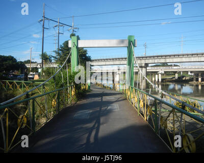 0344 Barangay Industrial Tal komplexe LRT Linie 12 Marcos Brücke Marikina Fluss Stockfoto