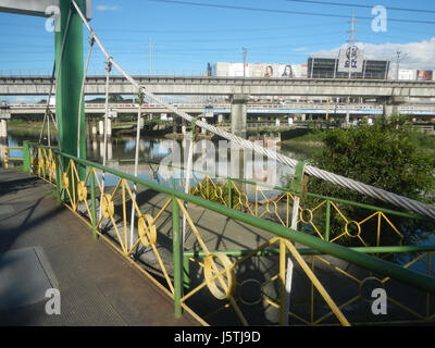 0344 Barangay Industrial Tal komplexe LRT Zeile 18 Marcos Brücke Marikina Fluss Stockfoto