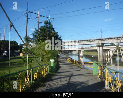 0344 Barangay Industrial Tal komplexe LRT Zeile 19 Marcos Brücke Marikina Fluss Stockfoto