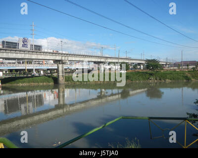 0344 Barangay Industrial Tal komplexe LRT Zeile 27 Marcos Brücke Marikina Fluss Stockfoto