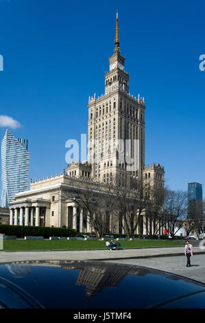 Wohn-Hochhaus Zlota 44 von Daniel Libeskind und Palace of Culture and Science (Palac Kultury ich Nauki PKiN) in Warschau, Polen. Designed by Sovi Stockfoto