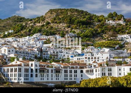 Blick über Frigiliana weiße Dorf am Hügel. Provinz Malaga, Andalusien, Spanien. Stockfoto