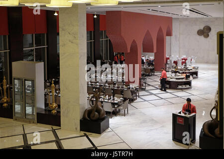 Interieur des Restaurants im Four Points by Sheraton Agra, Uttar Pradesh, Indien am 14. Februar 2016. Stockfoto